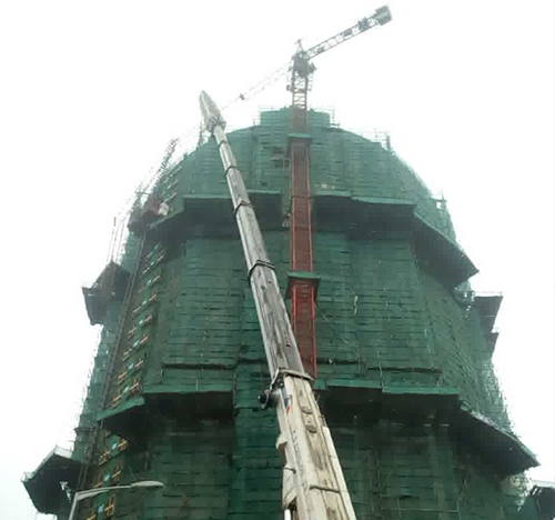 乐亭吊车在工地上作业